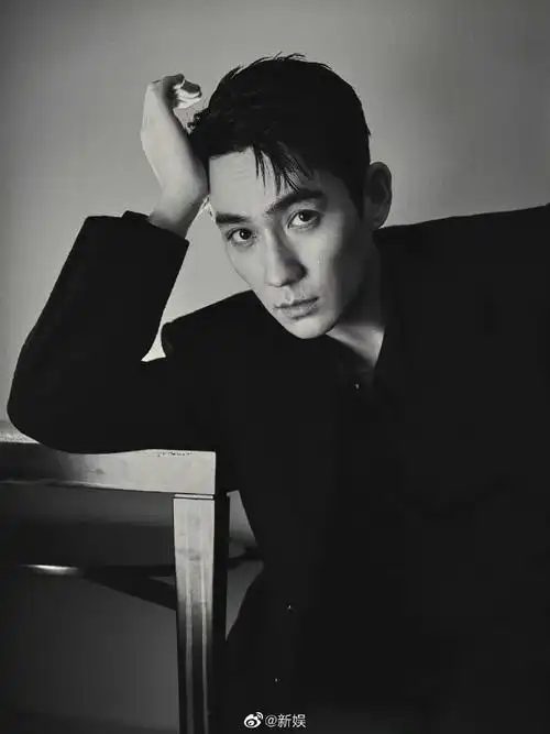 朱一龙周一黑西装扯领带大片##新娱