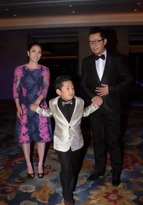 回顾重庆李燃独自去领证嫁给大17岁的郭涛儿女双全也知足了