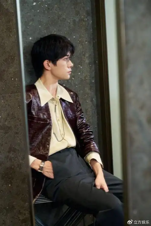 易烊千玺中分发型侧颜完美 穿棕红色夹克帅气有型