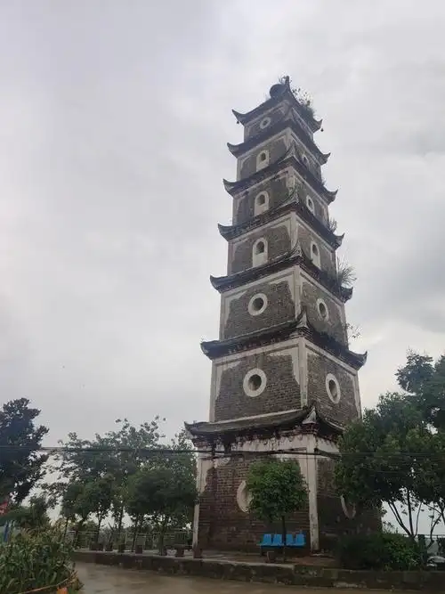 汽车从321国道驶入乡村公路后,远远望见一座白色高塔,名为"三元塔".