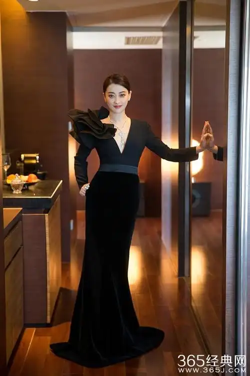 11大女星性感深v大比拼,baby撑不起来,最后一位快把衣服撑破了