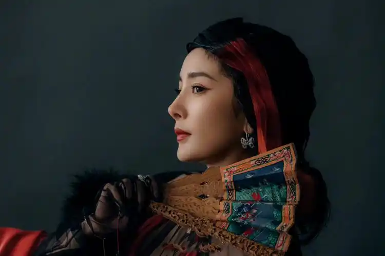 杨幂时尚芭莎二月刊封面大片神秘优雅的摩登女郎