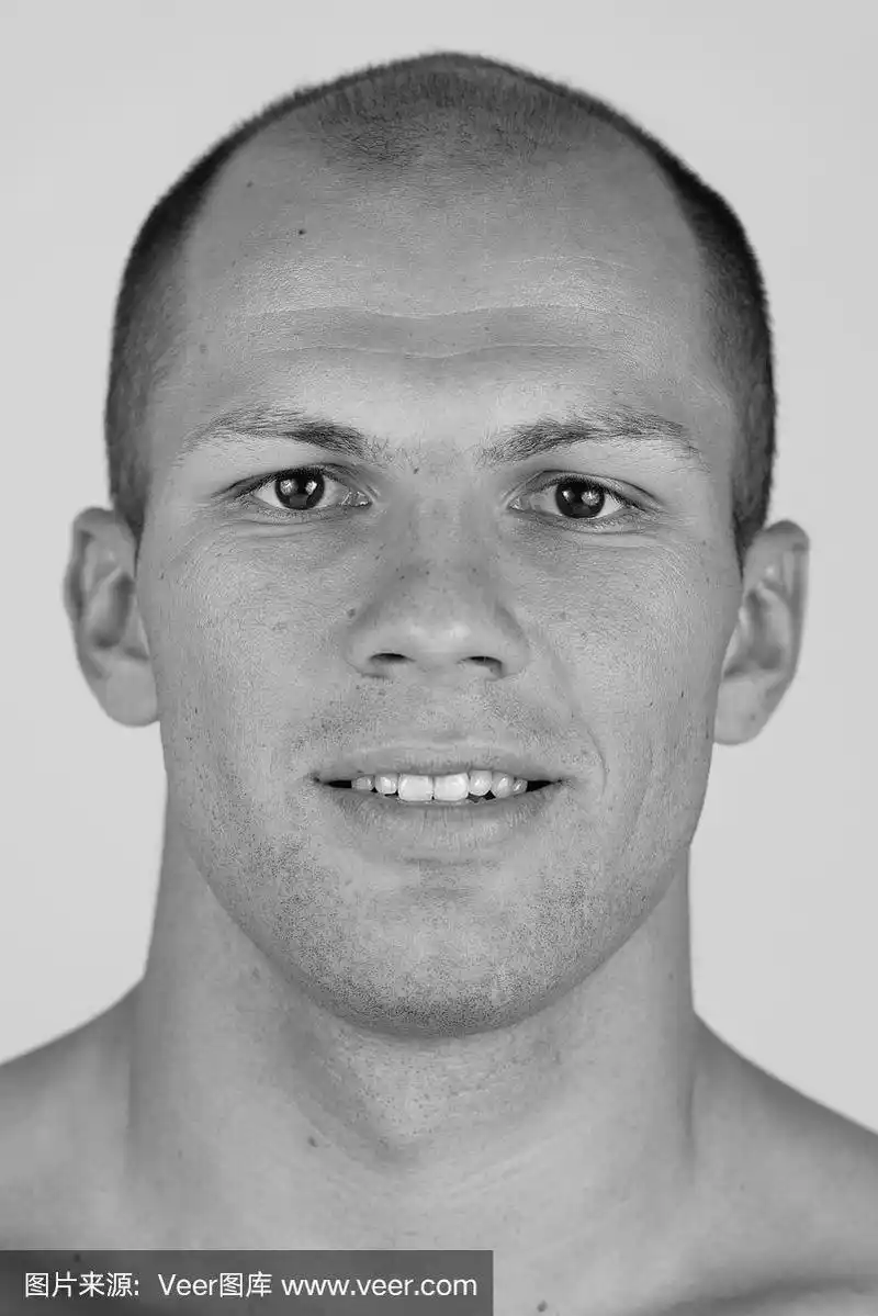 黑白微笑光头男子的大头照