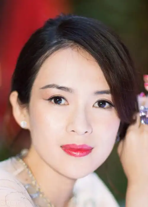 章子怡是2次发育了吗26岁露排骨胸现在上围傲人变丰满