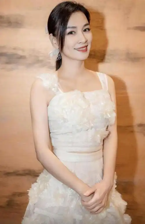 原创张庭这身材中年女人里罕见,一袭奶白色仙女裙高级又养眼,美翻了