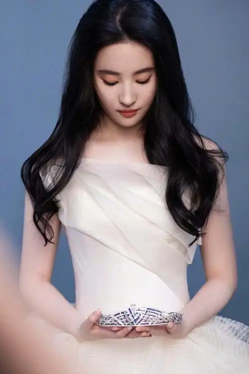 刘亦菲编发造型##chaumet冠冕大使刘亦菲