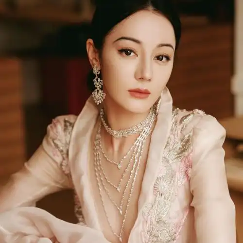 messika高级珠宝##vogue时尚之力盛会##迪丽热巴深v刺绣礼服