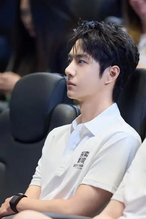 • 💚 看看王一博这绝美侧颜,已经到了随时随地都能让我发🌸痴