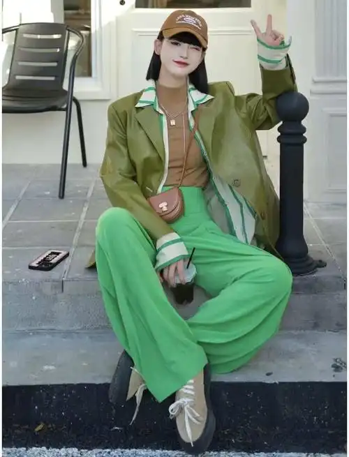 绿色上衣配什么颜色裤子好看效果图片(绿色的最佳10种颜色搭配)