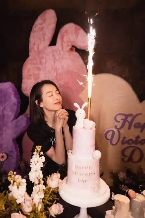 生日,宋茜工作室晒出一组庆生照,照片中,宋茜手捧鲜花,对着蛋糕许愿