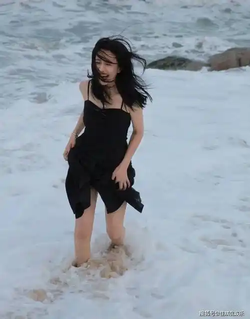 高圆圆最新营业海边写真,黑裙红唇,这颜值和身材也太优越了!