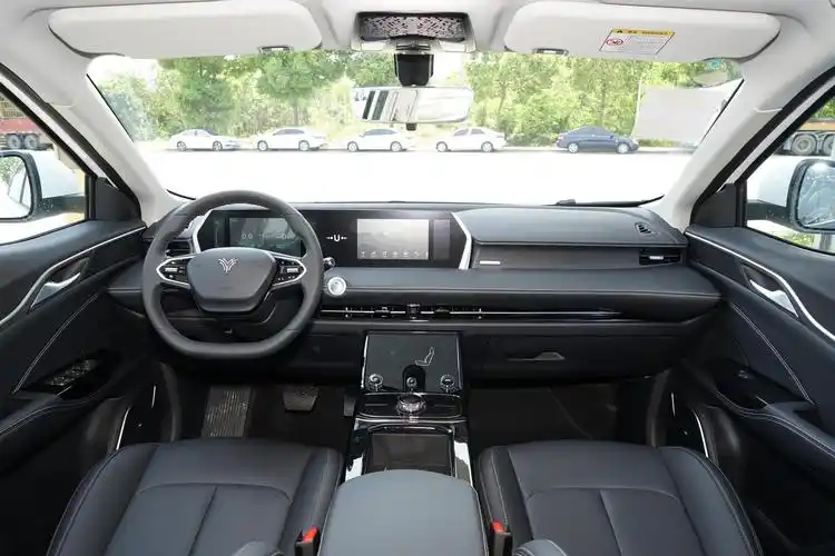 竞争比亚迪元plus有戏吗?哪吒x实车内饰曝光,采用极简设计风格