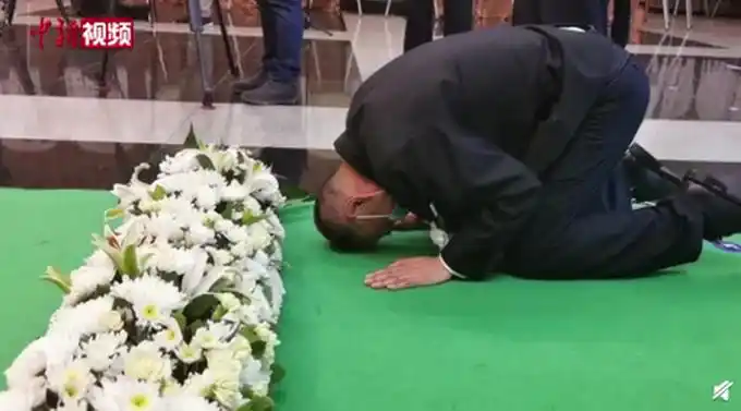 袁隆平遗体送别仪式举行民众跪地痛哭送别袁隆平