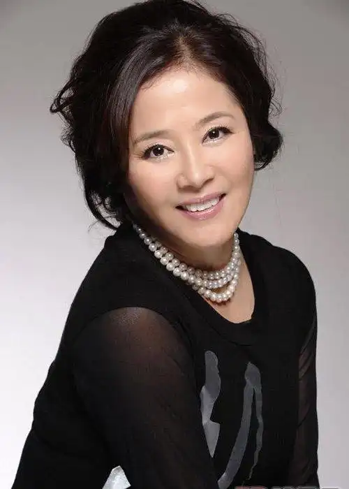 27岁获金鸡百花双提名,32岁丈夫突然去世,如今成"国民母亲"