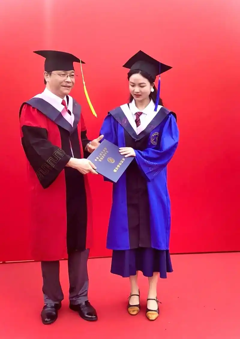 研究生毕业:要和学生时代告别啦.#毕业季学位服仪式感拉满 # - 抖音