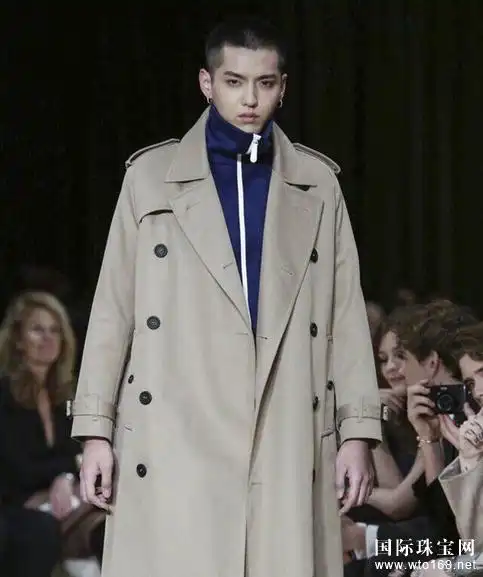 吴亦凡亮相博柏利 (burberry) t台献上处女秀
