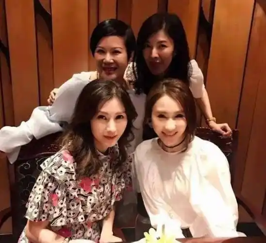 黎姿罕见晒与李嘉欣合照庆祝其生日快乐两人息影多年依旧感情好_保养