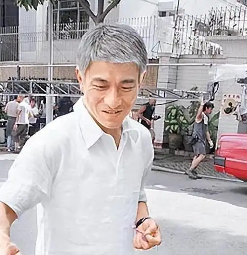 刘德华断崖式哀老白发苍苍皱纹明显网友泪目天王也老了