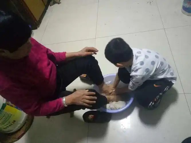 我给奶奶洗脚.