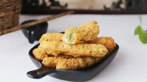 原创火锅店卖18块钱一小盘的茴香小油条在家做一筐香气浓郁又酥脆