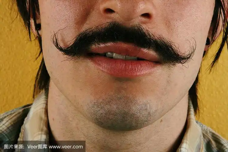 一个男人的嘴巴的特写,有黑色的胡子