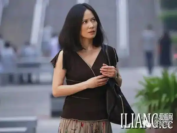 《小丈夫》俞飞鸿示范减龄搭配 款款减龄实用