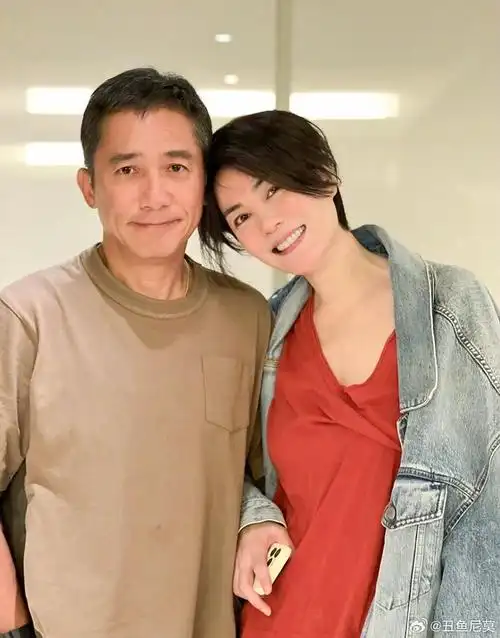 梁朝伟和杨千嬅王菲等女星合影的招牌模式歪头杀碰头杀