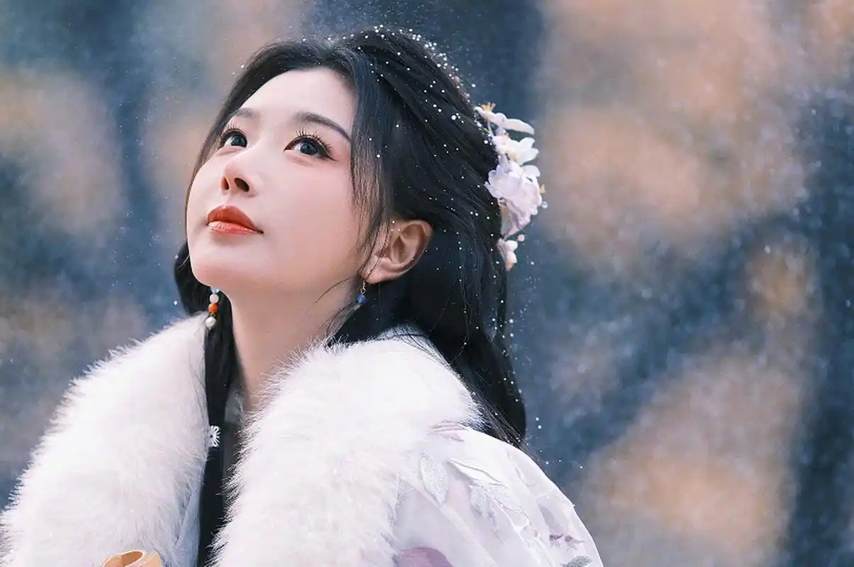 孔雪儿的雪地古装照,这妆容还是挺不错的.