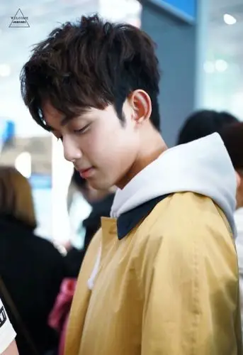 吴磊最新机场秀打扮超时髦,侧脸怎么看都还是个宝宝!