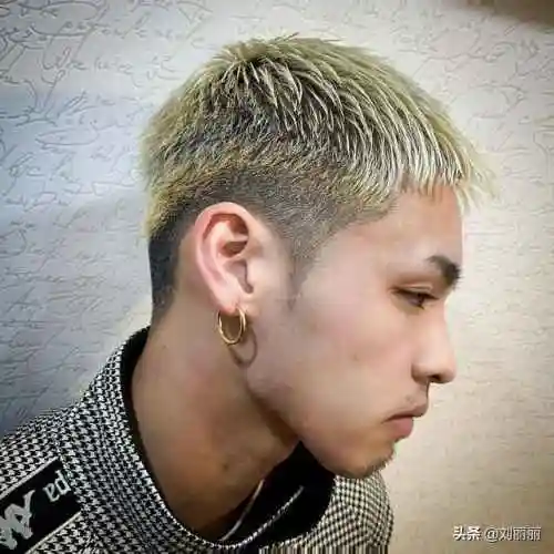 短碎发也是2021年比较流行的一种男士发型 ,周边采用推边头的效果清爽