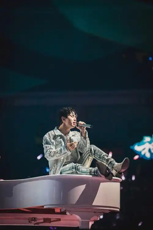 刘宪华"跨年盛典舞台"再展硬核实力 新歌首秀诚意满满