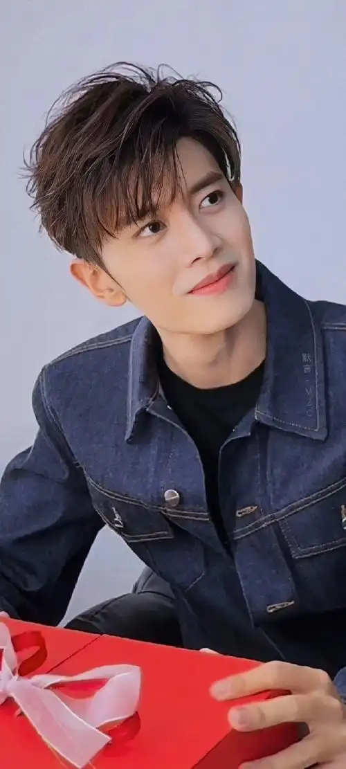 超宝@任嘉伦allen    #任苒时光##任嘉伦萧焕#  任嘉伦|卡大头版壁纸