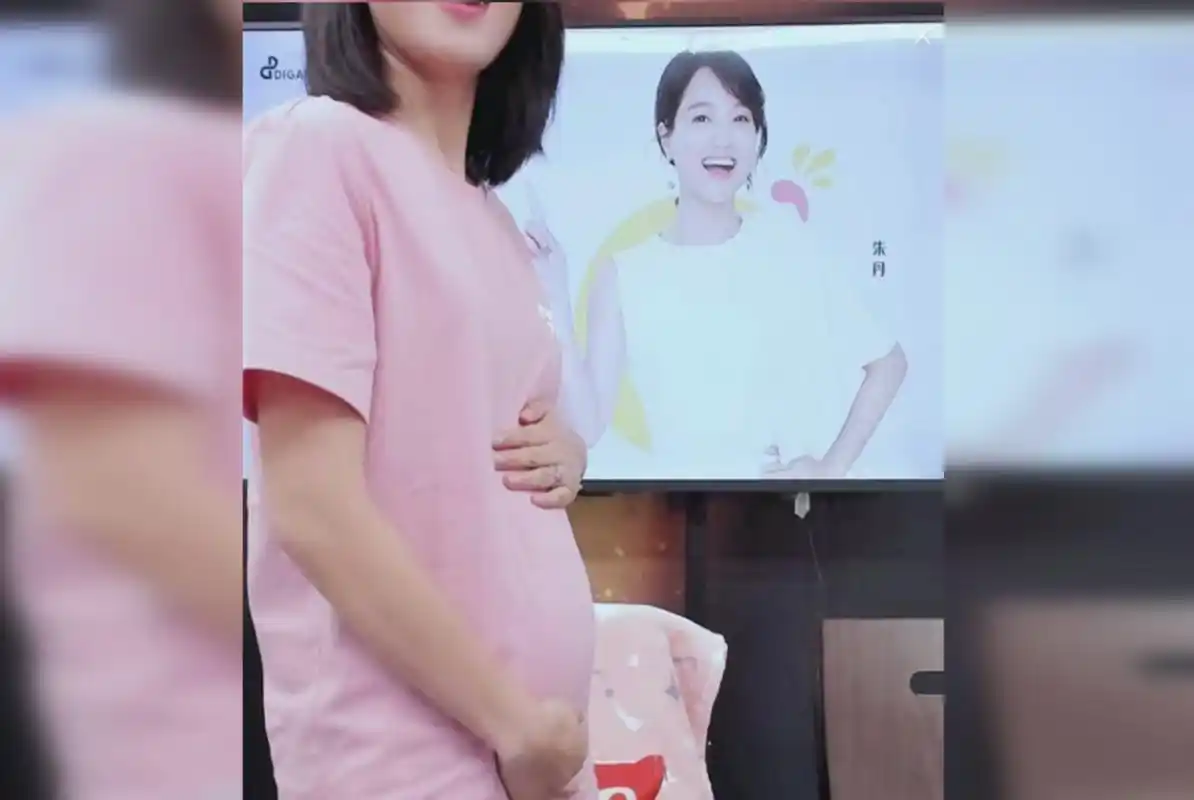 再次怀孕的朱丹也是掩饰不住内心的激动喜悦之情,更是大方地直接在