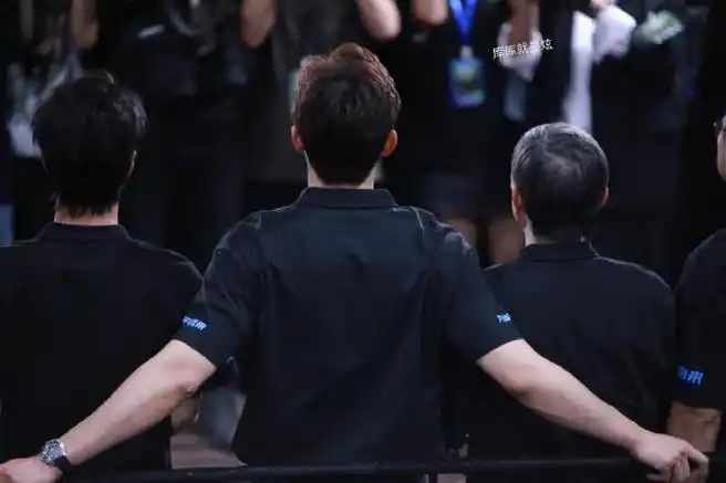 好有安全感的背影@johnny黄景瑜    #黄景瑜王一博钟楚曦首映礼同框