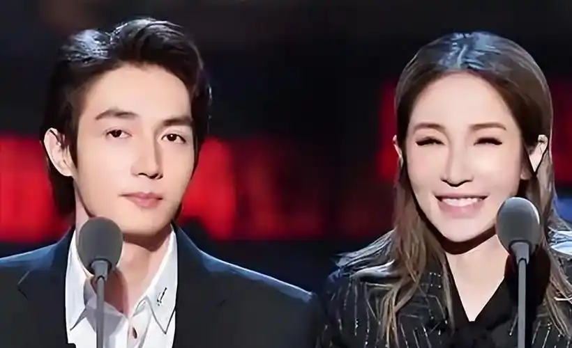 交往15任小鲜肉44岁萧亚轩现在看起来又老又虚脱相到认不出