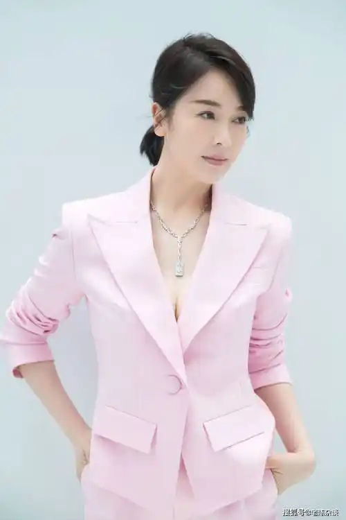 46岁左小青饱满性感,着实迷人啊!_身材_气质_生活