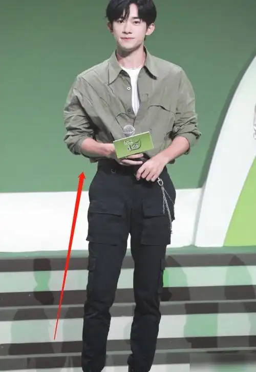 易烊千玺参加活动被拍,生图下颜值能打,但这身高确定没180?