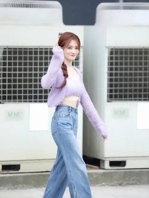 徐璐身穿edition 夏季侧开衩高腰阔腿牛仔裤