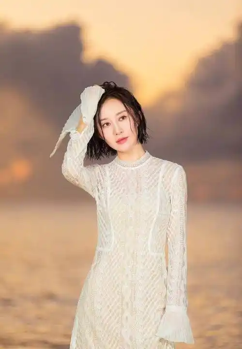 白色情人舒畅更新最新照片,一身白色连衣裙和短发搭配非常时尚!