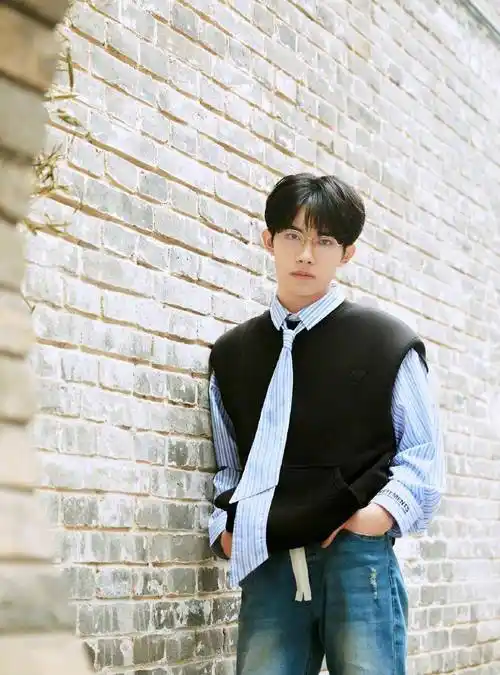 易烊千玺身穿别致衬衫配牛仔个性潮流,而蓝白衬衫配马甲文艺清新_条纹