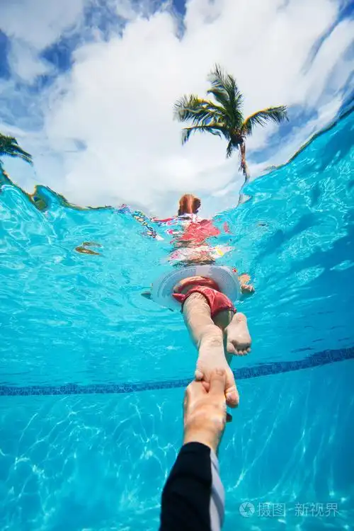 在游泳池中游泳的女孩