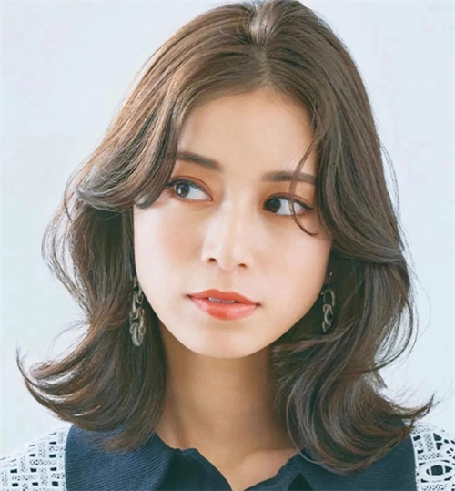 "s"卷外翘搭肩发型 秋冬女生发型范本_日韩发型 - 美发站