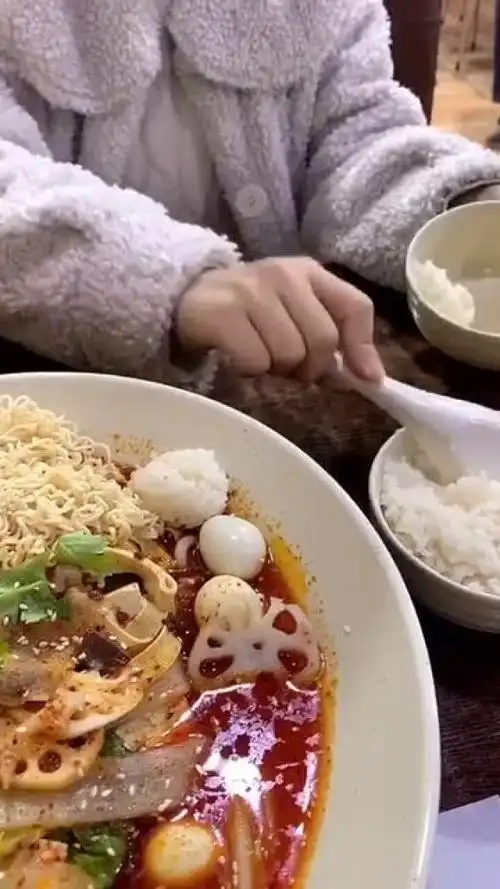 和女朋友出去吃饭要有仪式感,这些饭不但要是现做的,而且也还要是手摇