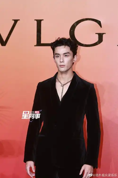 吴磊为了展示项链把衣服剪了两寸