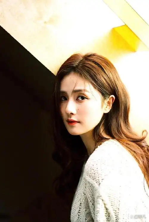 白鹿穿长款毛衣大秀白嫩美腿!雪肤玉貌美得让人窒息