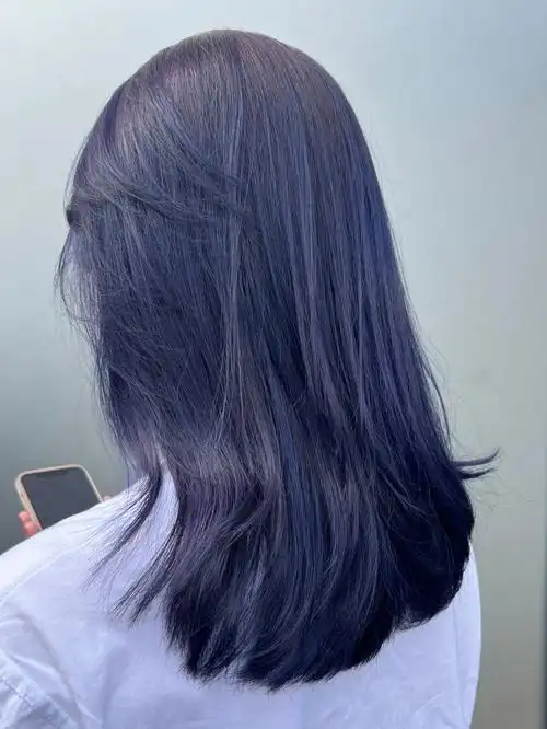 染色的不成样子了手摸一摸头发都是蓝黑色u1s1,颜色我还是蛮喜欢的