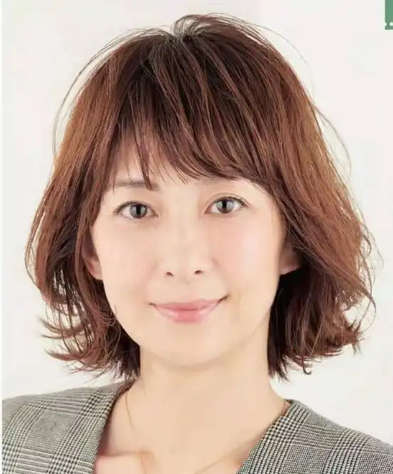 适合50～55岁的女士流行发型,这三种发型时尚减龄,显气质又洋气
