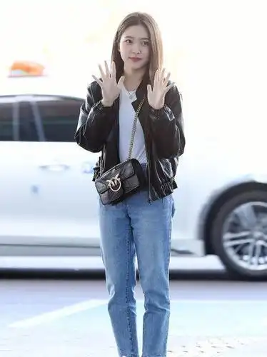 韩国女星穿搭真值得学习,看看智秀穿得多小清新呀,难怪讨人喜欢