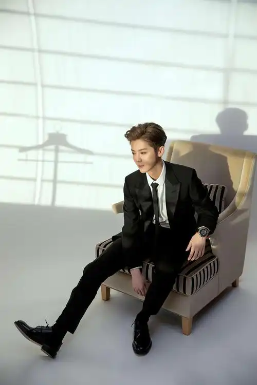 鹿晗给各位型男支招 年底派对季如何把西装穿出彩