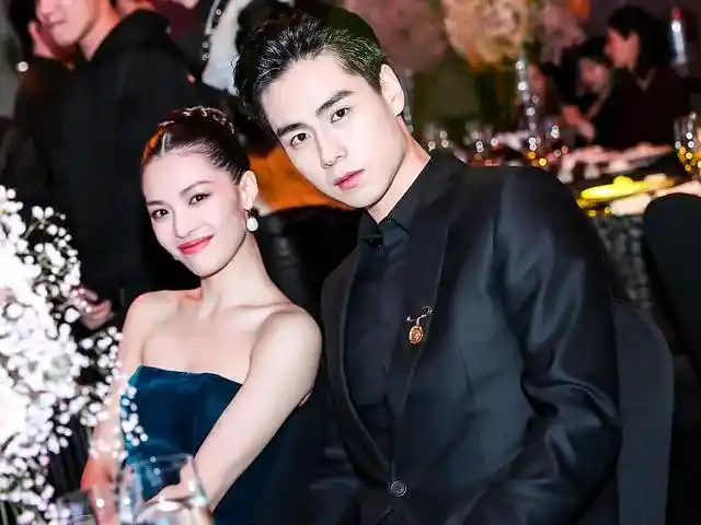 有种合影叫胡一天和谁都是面带微笑却对她一脸宠溺